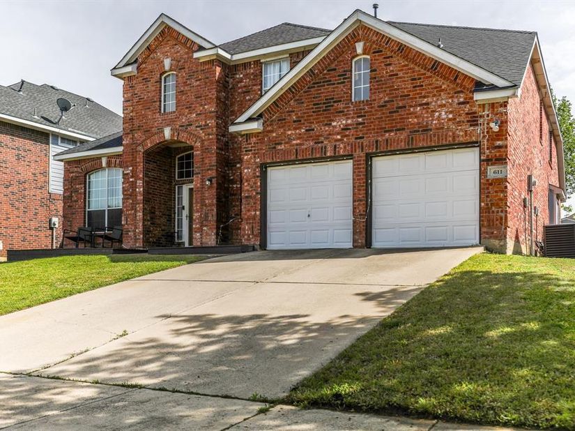 611  Laura Lane , Grand Prairie Texas 75052