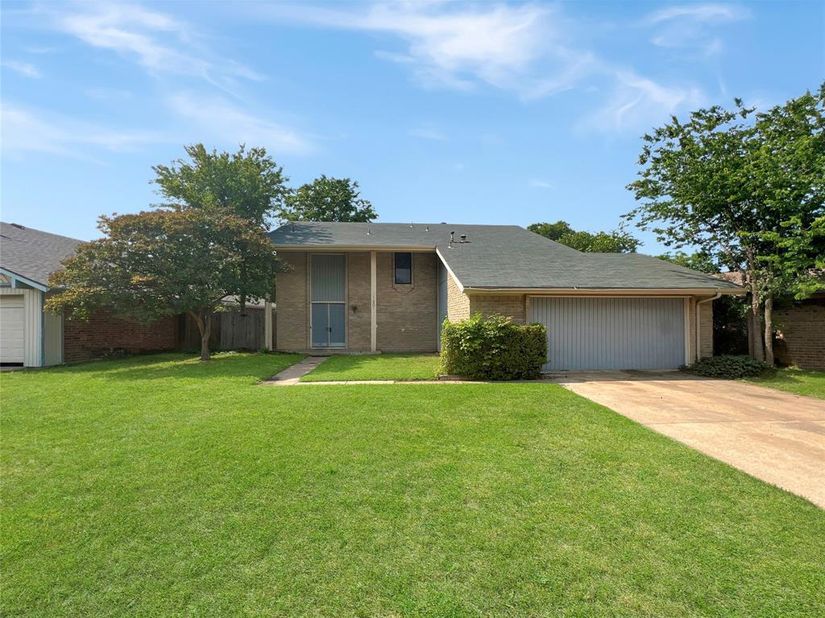 1801  Plantation Road , Garland Texas 75044