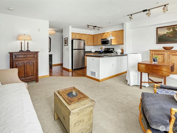 827 Hiawatha Place S 405, Seattle WA 98144