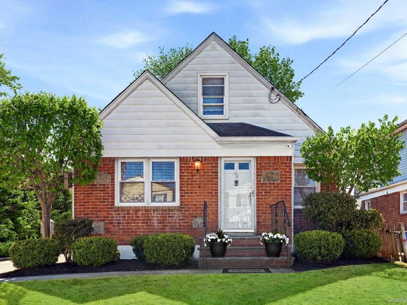64 W Fenimore Street, Valley Stream NY 11580
