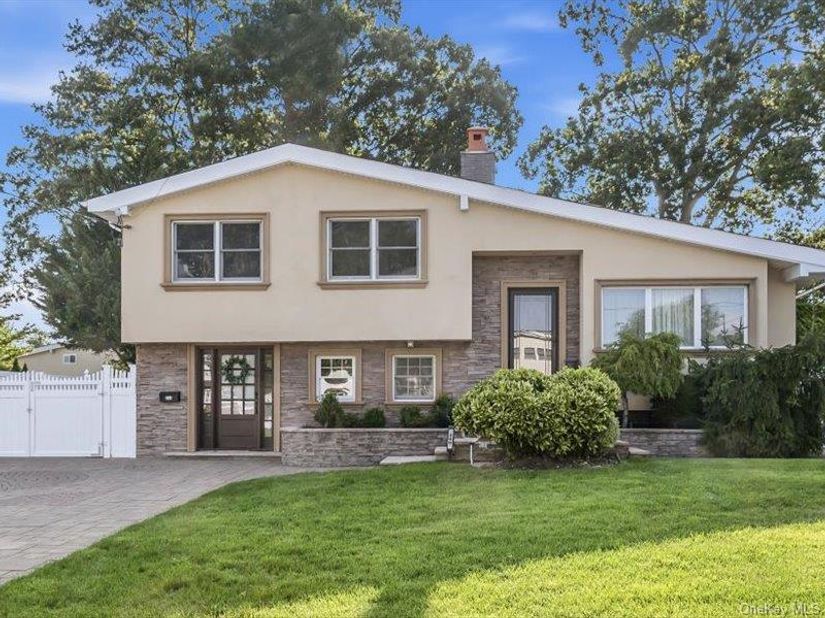 260 W 20th Street, Deer Park NY 11729