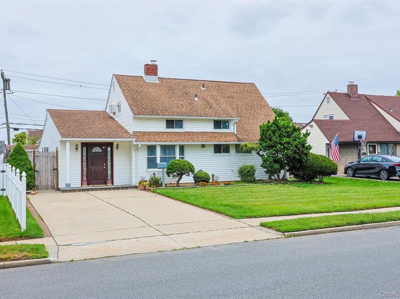 82 Lantern Road, Hicksville NY 11801