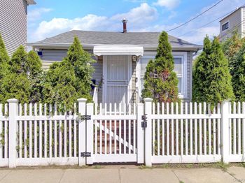 2 Sampson Street E