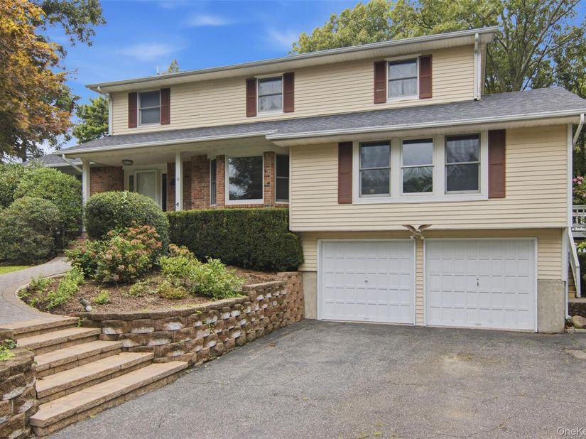 18 White Deer Court, Huntington NY 11743