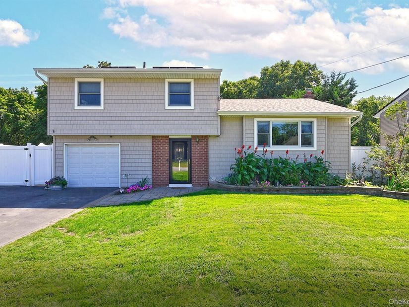 21 Campo Avenue, Selden NY 11784