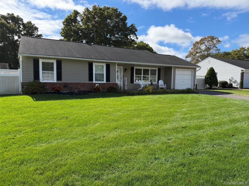 30 Inverness Road, Holbrook NY 11741