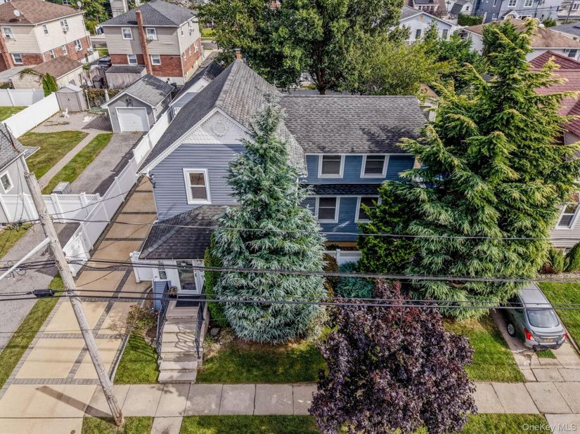 18 1st Avenue, East Rockaway NY 11518