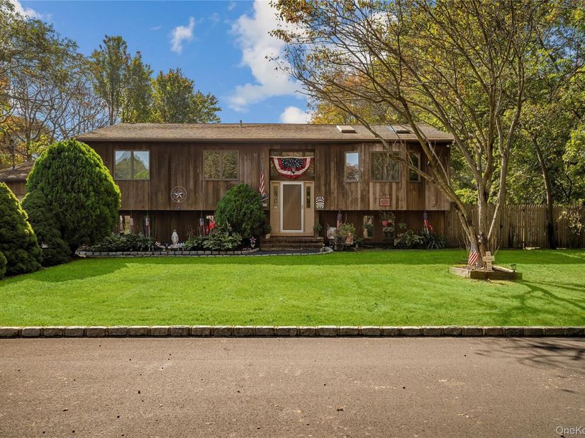 14 Mineola Street, Holtsville NY 11742
