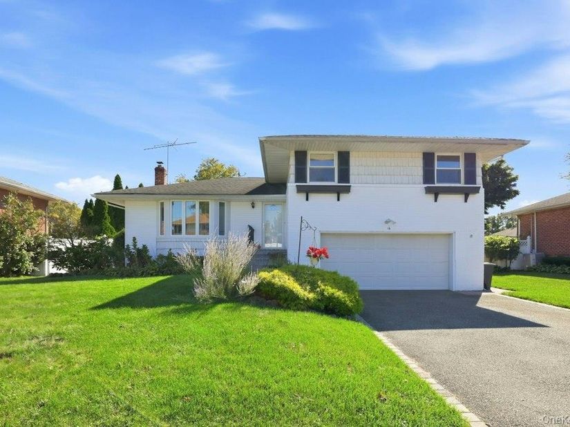 16 Radnor Road, Plainview NY 11803