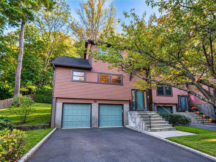 8 Adams Court, Oyster Bay NY 11771