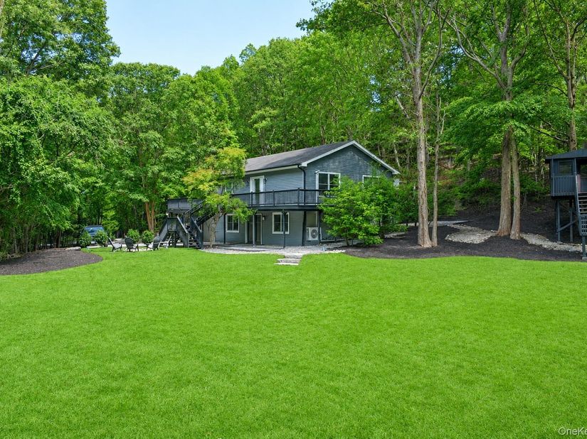 644 Bread And Cheese Hollow Road, Northport NY 11768
