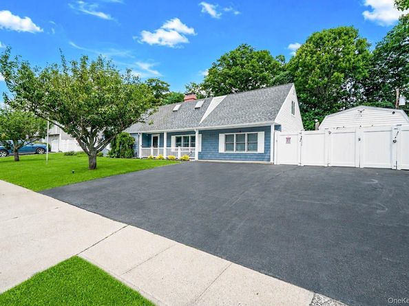 5 Horseshoe Drive, Holbrook NY 11741