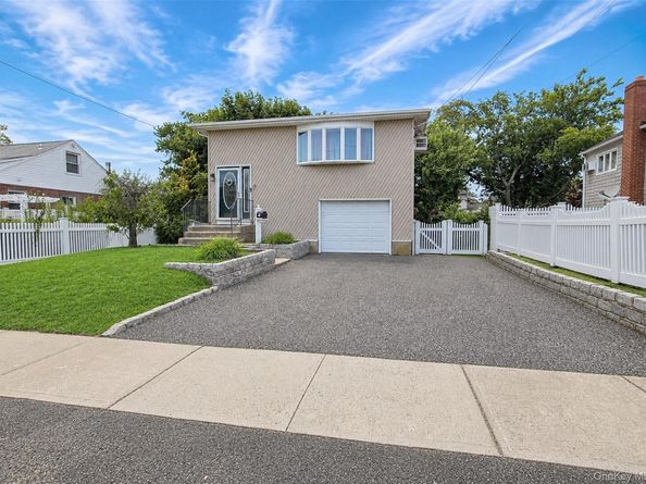 11 Farragut Avenue, Lindenhurst NY 11757