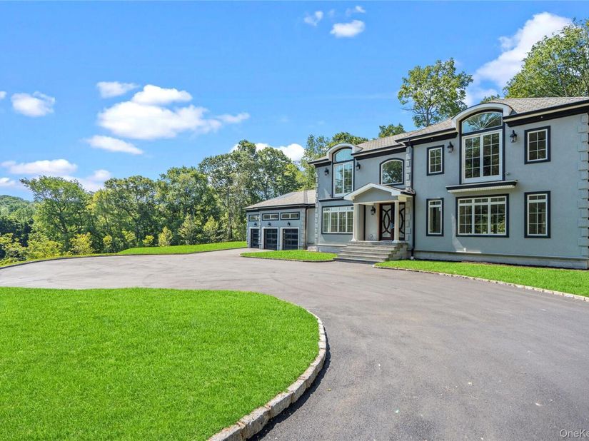 23 Woodbury Road, Woodbury NY 11797
