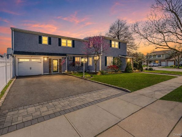 2 Sutton Place, Massapequa NY 11758