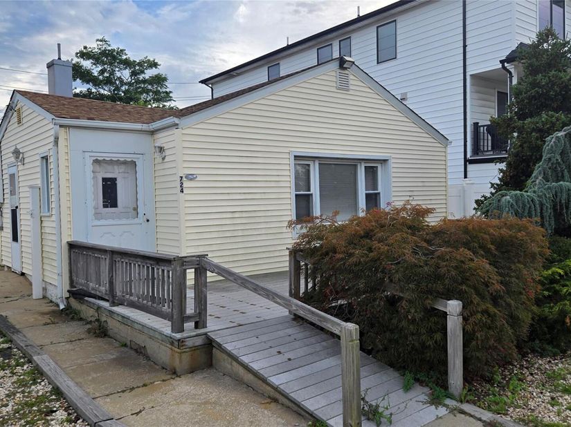 724 E Park Avenue, Long Beach NY 11561
