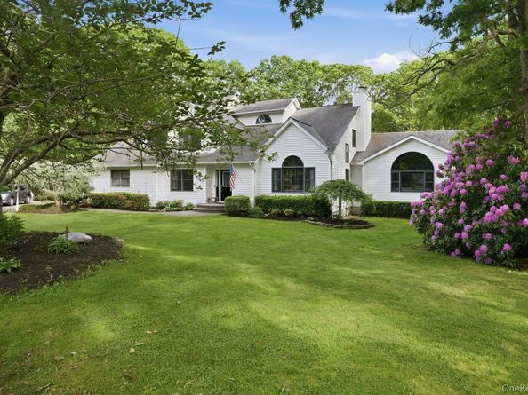 8 Lorraine Court, Medford NY 11763