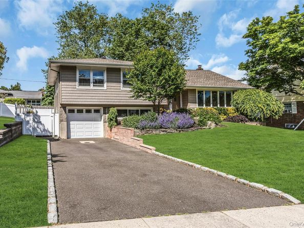 5 Simpson Drive, Old Bethpage NY 11804
