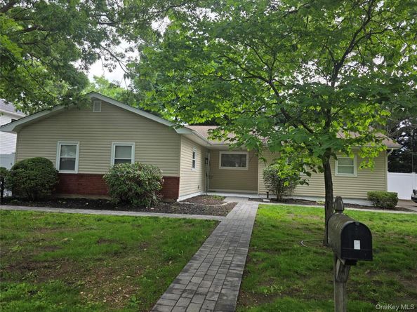7 Roosevelt Avenue, Greenlawn NY 11740