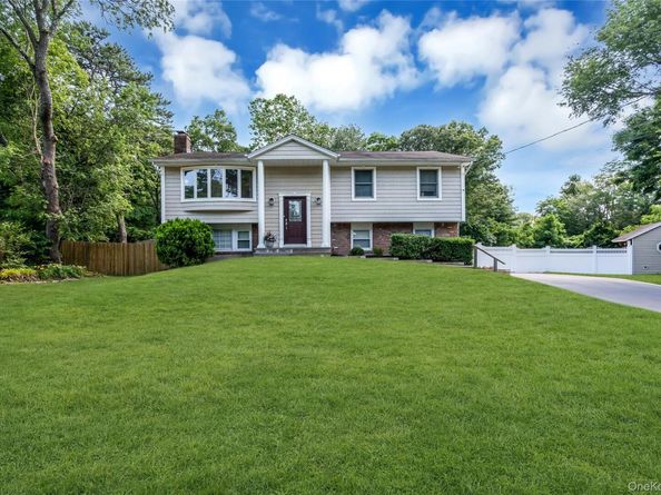 4 Dale Court, Hauppauge NY 11788