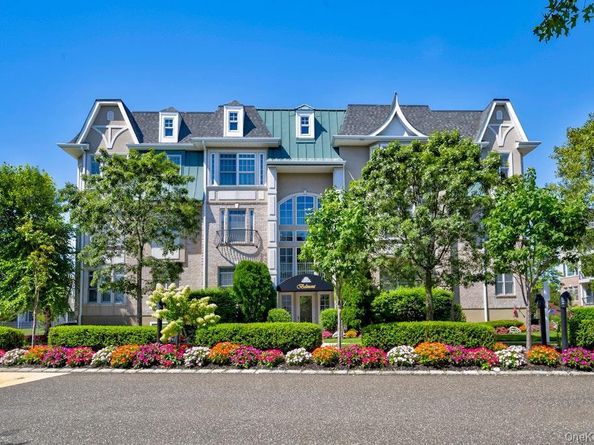 323 Roosevelt Way, Westbury NY 11590