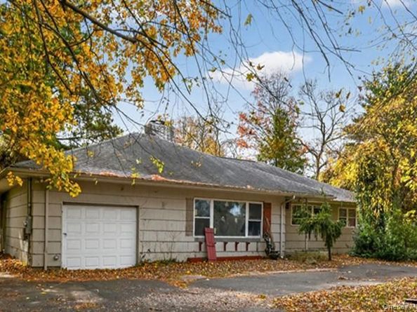 48 E Rogues Path, Huntington Station NY 11746