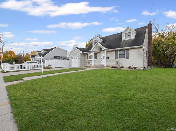 48 Circle Dr, Westbury NY 11590