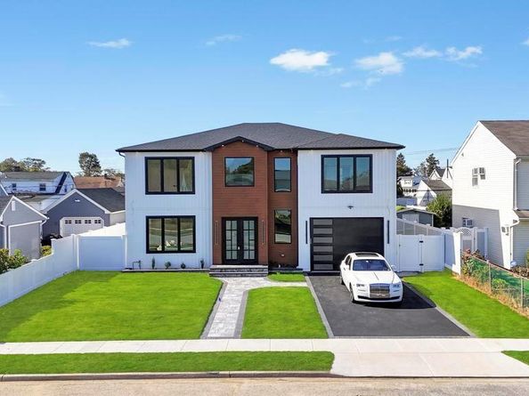 8 Table Lane, Hicksville NY 11801