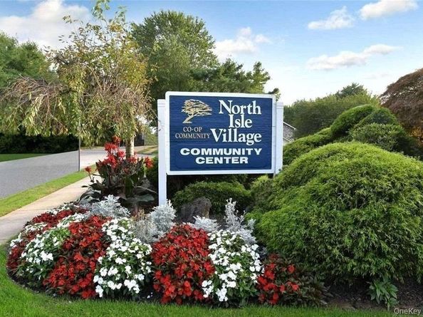 27 El Camino Court 27, Coram NY 11727