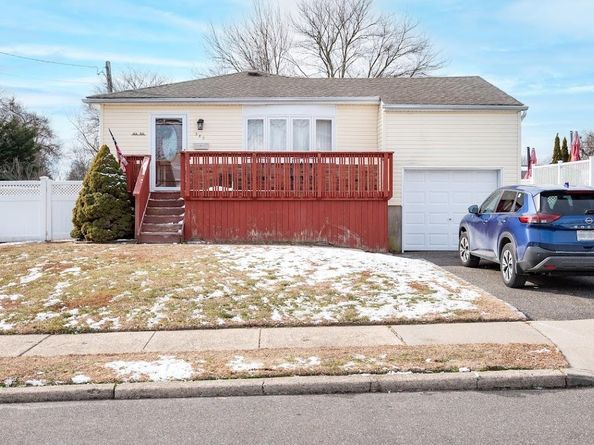 385 Beacon Avenue, Lindenhurst NY 11757