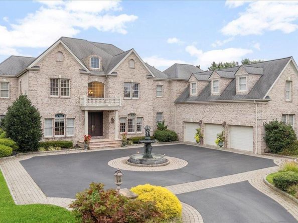 44 Legends Circle, Melville NY 11747