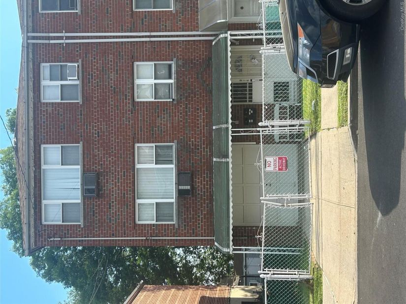 914 E 211th Street, Bronx NY 10469
