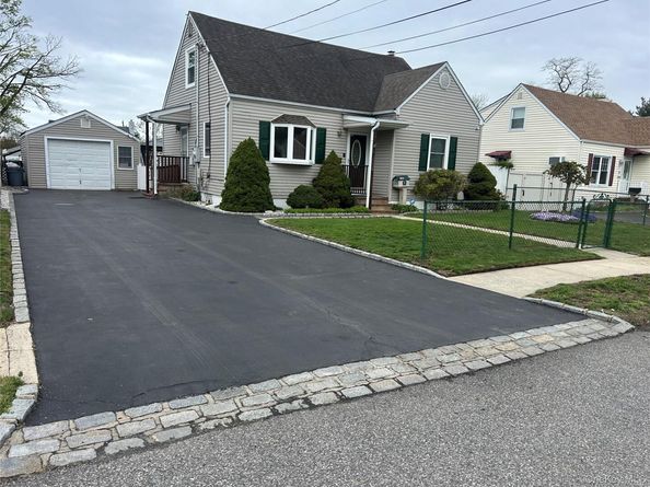 1258 Jackson Avenue, Lindenhurst NY 11757