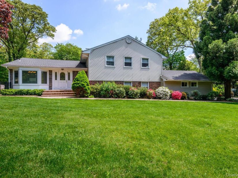 21 Kodiak Drive, Woodbury NY 11797