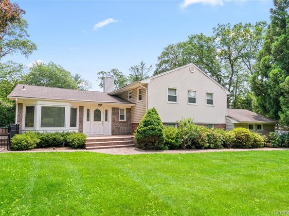 21 Kodiak Drive, Woodbury NY 11797