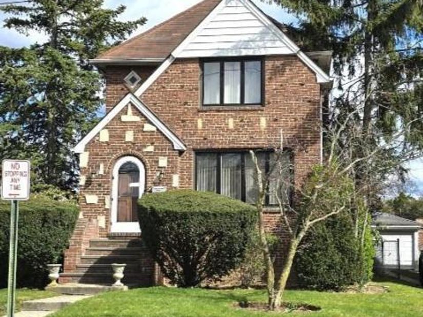 169 Bixley Heath, Lynbrook NY 11563