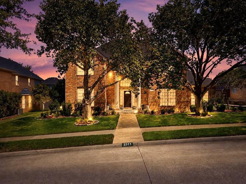 2311  Creekside Circle N, Irving Texas 75063