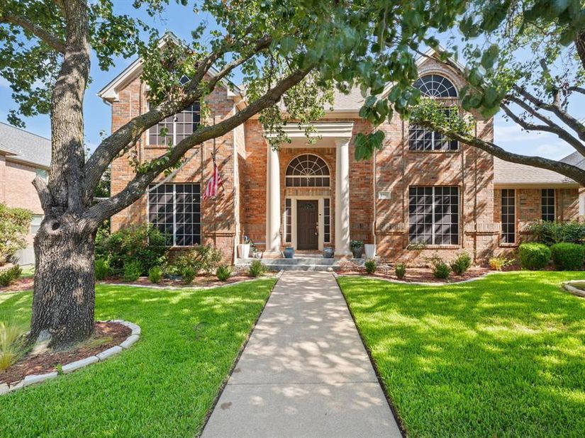 2311  Creekside Circle N, Irving Texas 75063