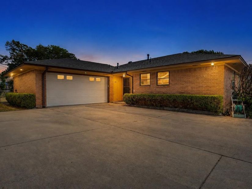 303  Merribrook Trail , Duncanville Texas 75116