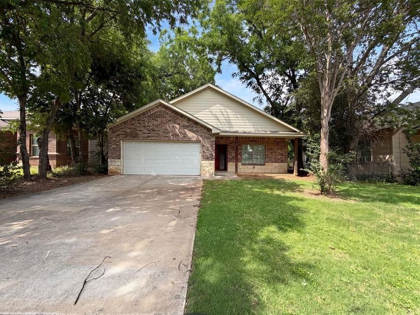 619 E Arlington Avenue , Fort Worth Texas 76104
