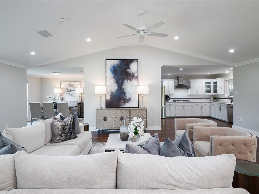 3867  Beutel Court , Dallas Texas 75229