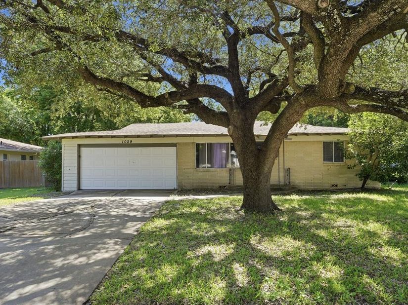 1029  Usher Street , Benbrook Texas 76126