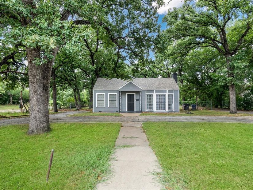 3029  Mecca  , Fort Worth Texas 76119