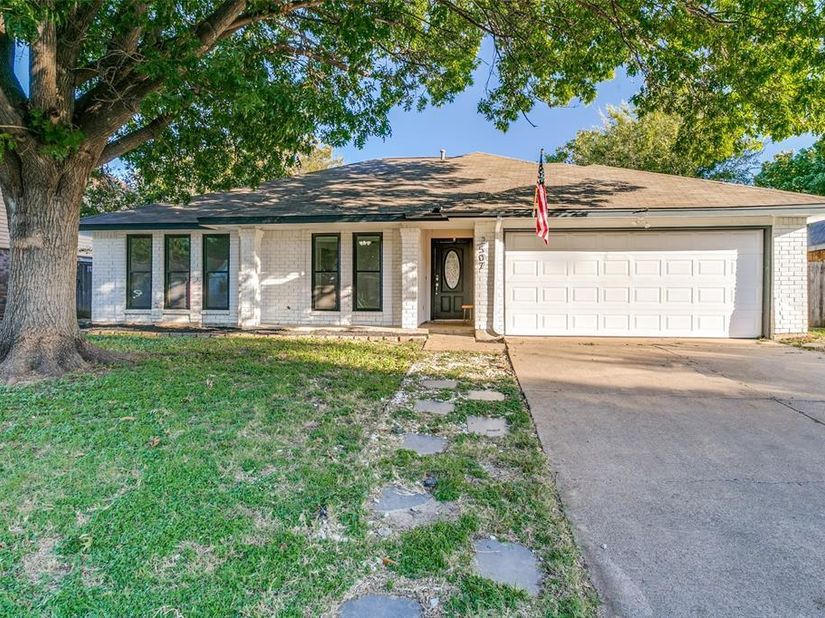 2507  Villanova Street , Arlington Texas 76018