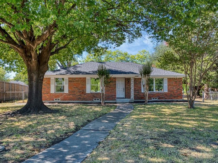 1522  Gillette Circle , Dallas Texas 75217