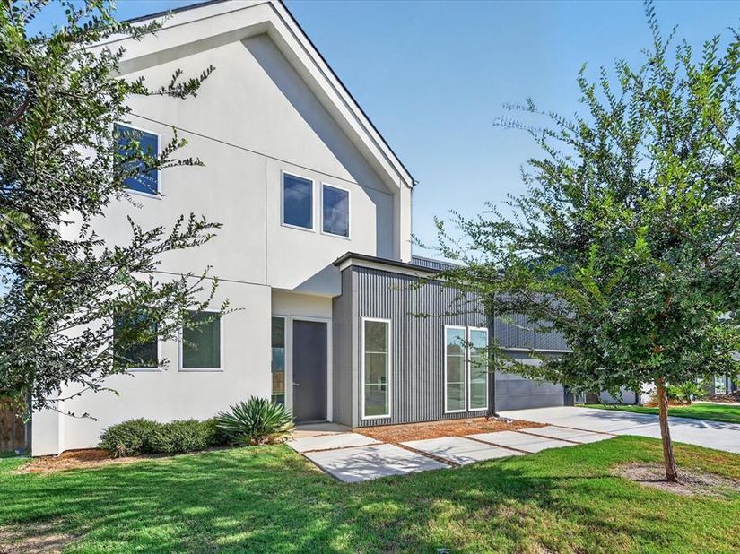 835  Nomas Street , Dallas Texas 75212