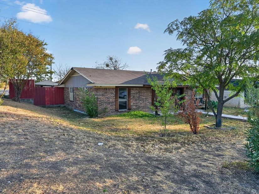 5867  Beau Purple Drive , Dallas Texas 75211