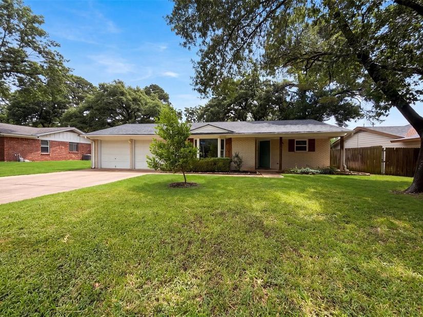 1805  Brookview Drive , Arlington Texas 76010