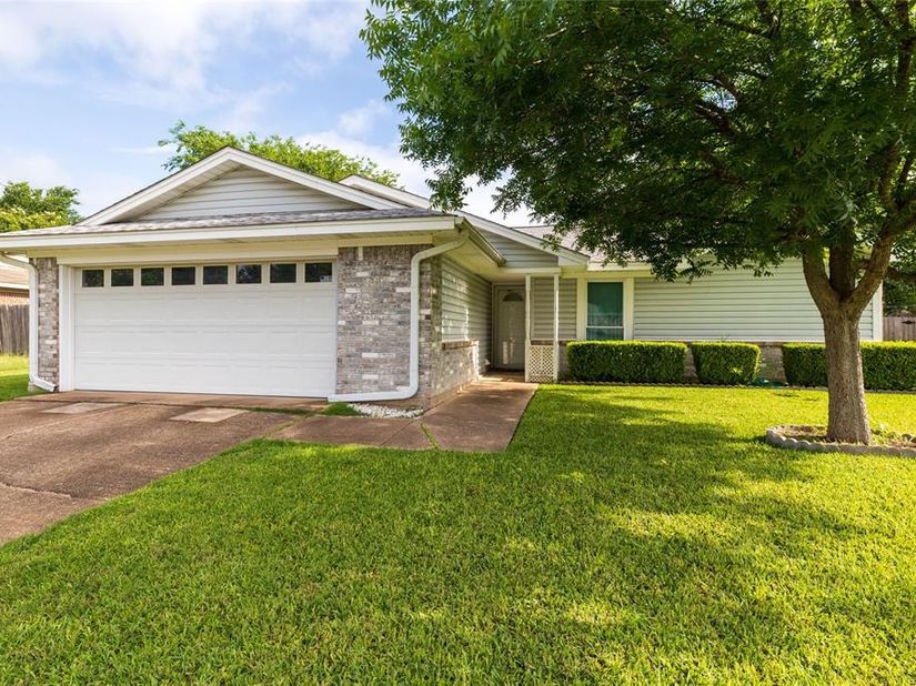 1309  Mercedes Street , Benbrook Texas 76126