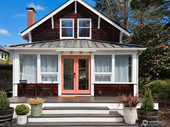 172 Grow Avenue NW, Bainbridge Island WA 98110